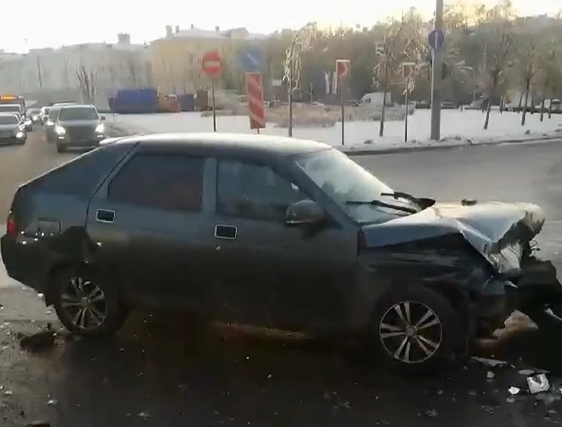 Два водителя легковушек получили травмы на улице Большой Покровской - фото 1