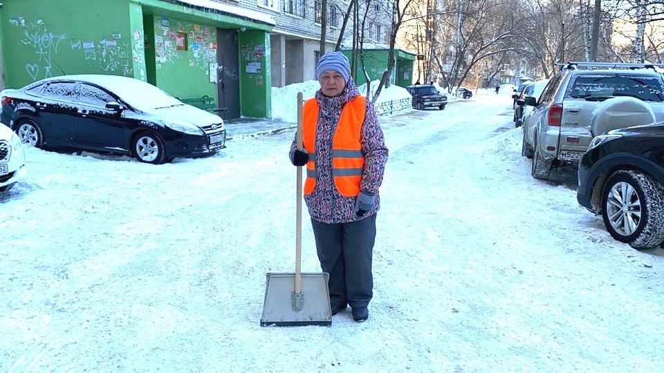 Нижегородский дворник получила премию от ДУКа за уборку в снегопад - фото 1