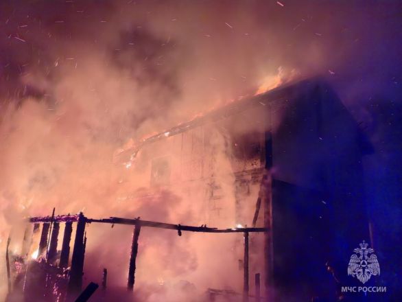 Мощный пожар вспыхнул в Нижнем Новгороде 20 октября  - фото 1