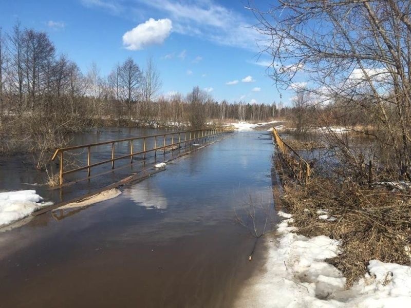 Два автомобильных моста затоплено в поселке Керженец