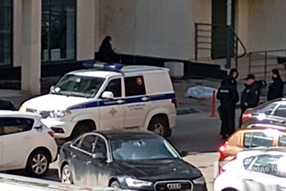 Мужчина выпал из окна высотки в Нижнем Новгороде и погиб - фото 1