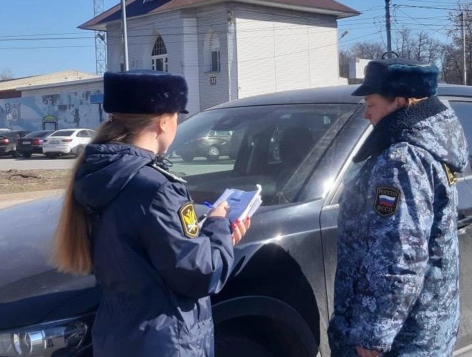 BMW арестовали у театра в Нижнем Новгороде из-за долгов владельца - фото 1