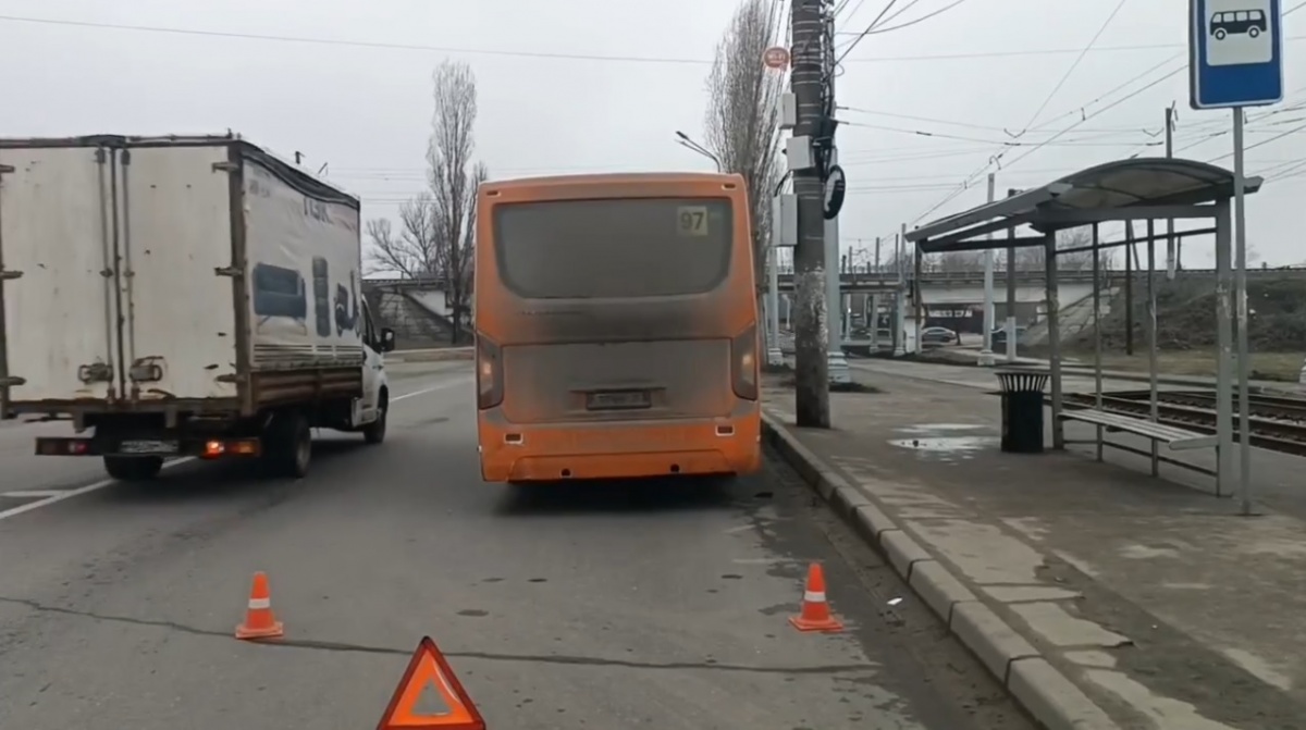 Автобус сбил выпавшую из салона пассажирку в Нижнем Новгороде - фото 1