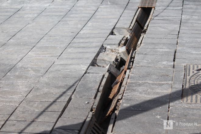 Трещит по швам: как выглядит центр Нижнего Новгорода после аномальной зимы — фоторепортаж - фото 20