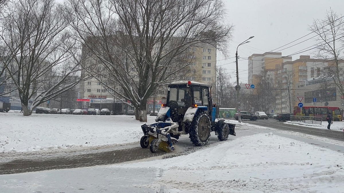 Коммунальщики борются со снегом в разных районах Нижнего Новгорода - фото 2