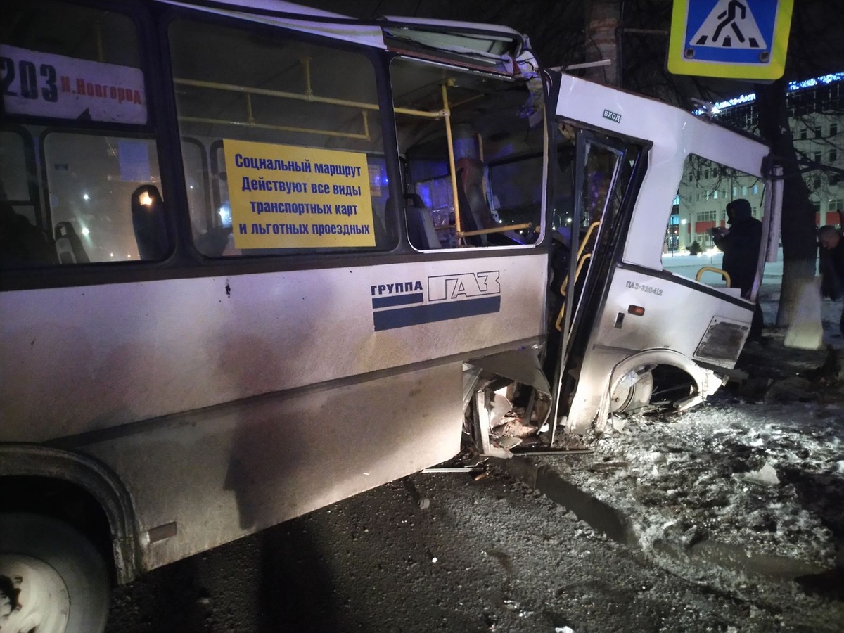 Шестерым пассажирам потребовалась помощь после столкновения автобуса с иномаркой на Сормовском шоссе - фото 1