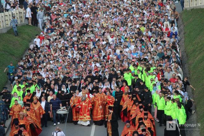 Фоторепортаж: как прошел пасхальный крестный ход в Нижнем Новгороде - фото 64