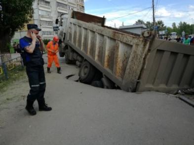 Названы две возможные причины провала грузовика под асфальт в Канавинском районе