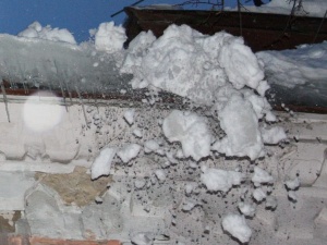 Нижегородские следователи возбудили уголовное дело по факту падения глыбы льда на школьника