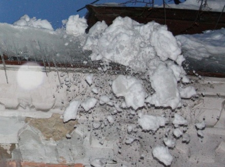Нижегородские следователи возбудили уголовное дело по факту падения глыбы льда на школьника