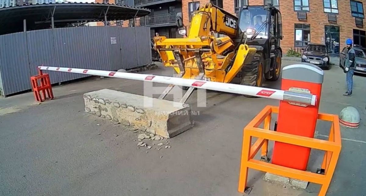 Новый поворот появился в конфликте двух нижегородских ЖК из-за шлагбаума  - фото 1