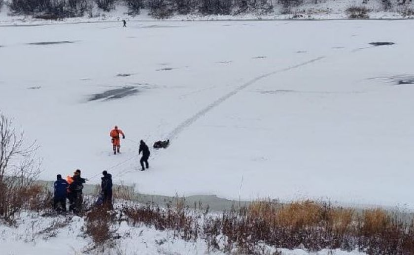 Пенсионер провалился под лед на Гребном канале - фото 1