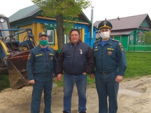 Тракториста наградили за спасение от пожара нескольких сел Вачского района