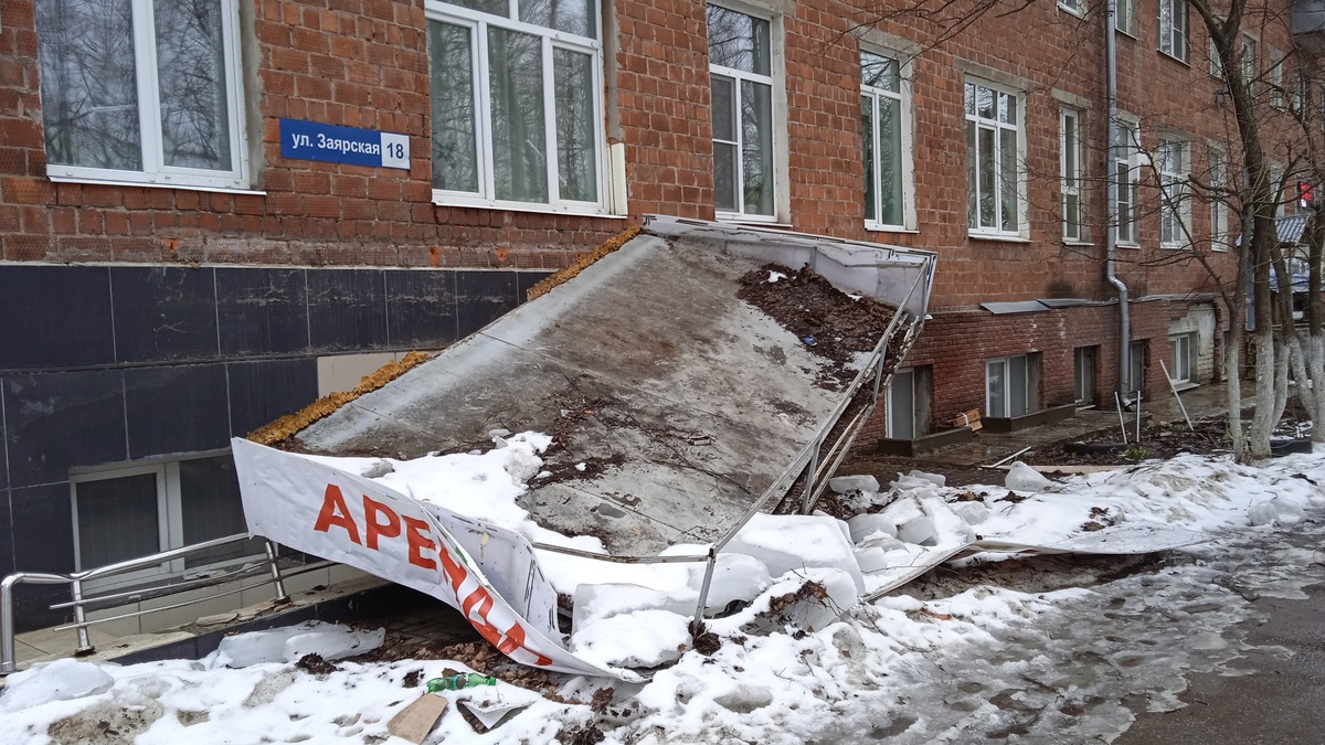 Козырек рухнул на улице Заярской - фото 1