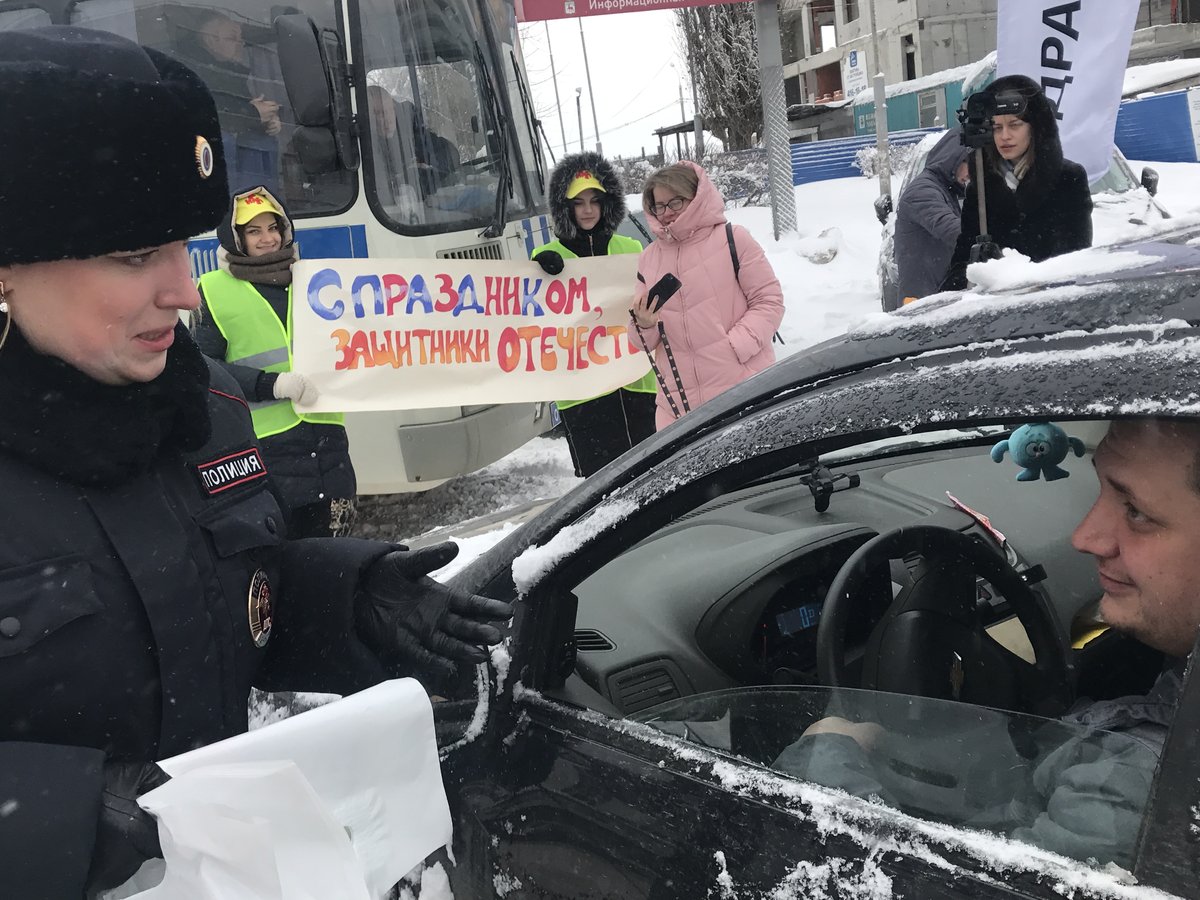 Сотрудницы Госавтоинспекции призвали нижегородских водителей к вежливости на дорогах - фото 1