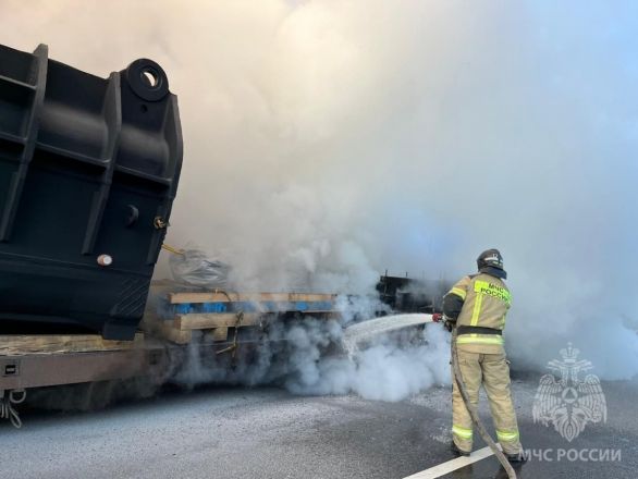 Фура загорелась после взрыва на трассе М-12 в Нижегородской области - фото 3