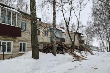 Крыша многоквартирного дома обрушилась в Нижегородской области из-за снега