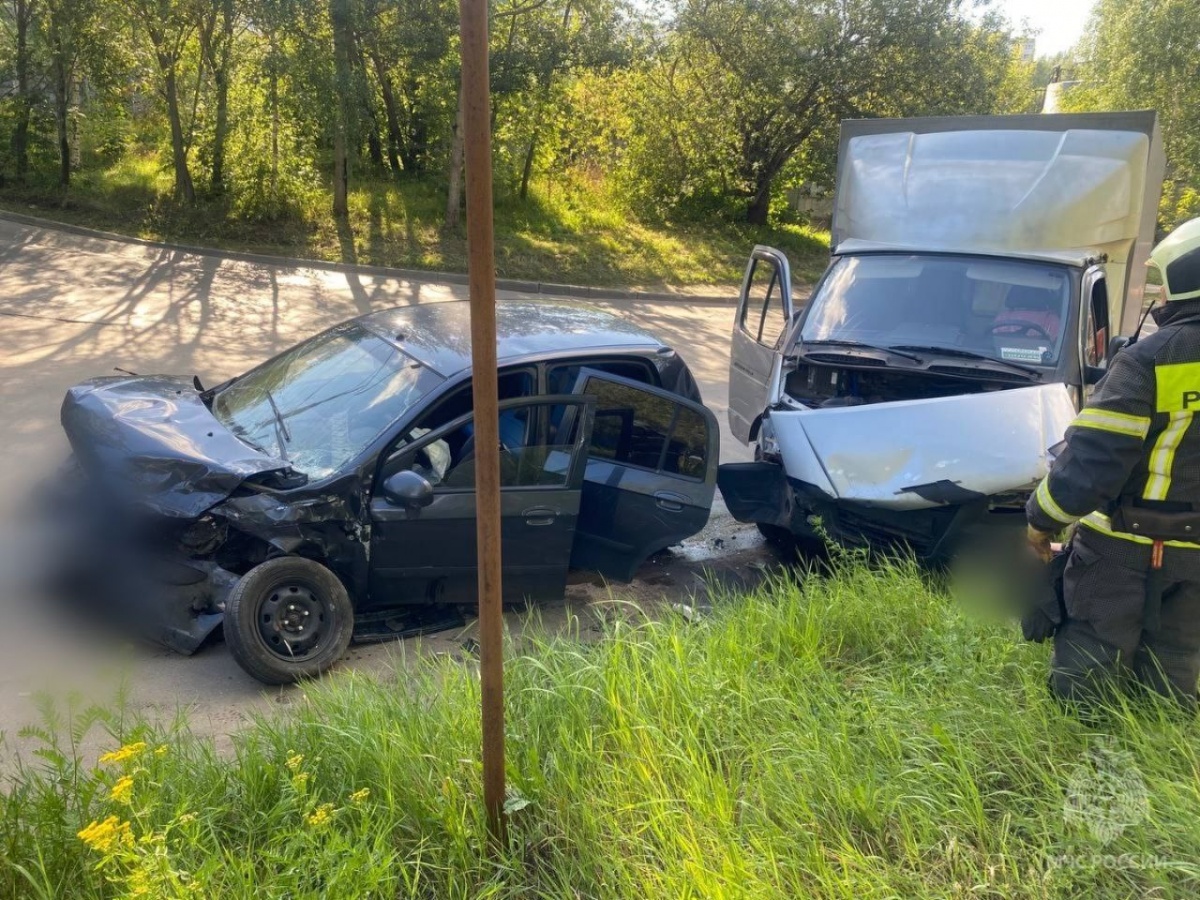 Три человека пострадали в ДТП с грузовым автомобилем в Нижнем Новгороде - фото 1