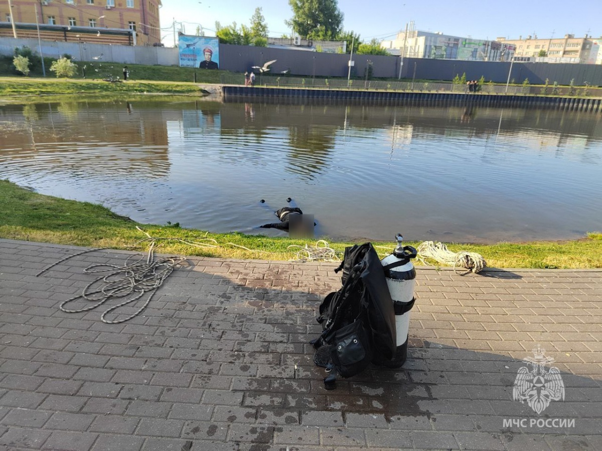 Труп 19-летнего юноши достали из озера на Бору - фото 1
