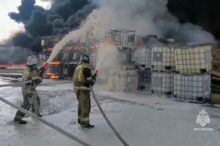 МЧС опубликовало видео с тушения крупного пожара в дзержинской промзоне