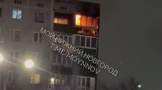 Квартира загорелась в жилом доме в Нижнем Новгороде - фото 1