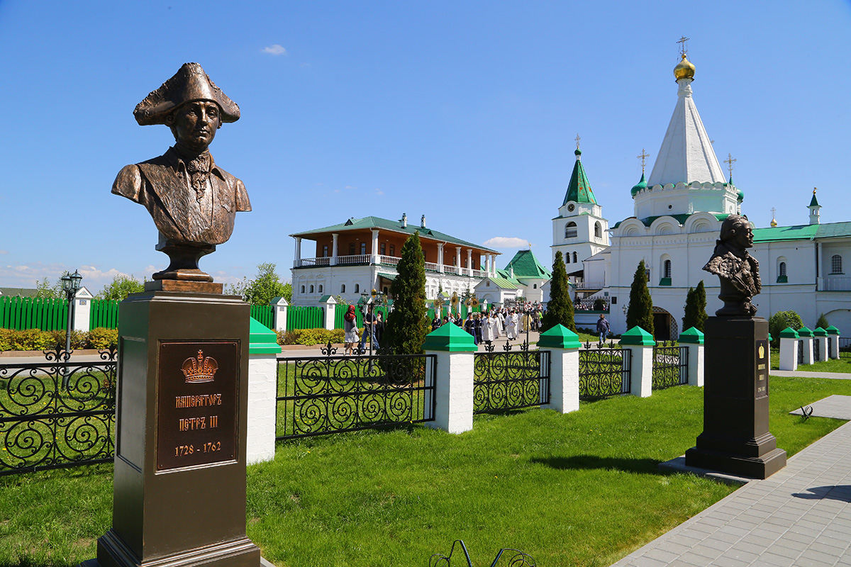 В Нижнем Новгороде открылась вторая часть аллеи императоров дома Романовых  (ФОТО)