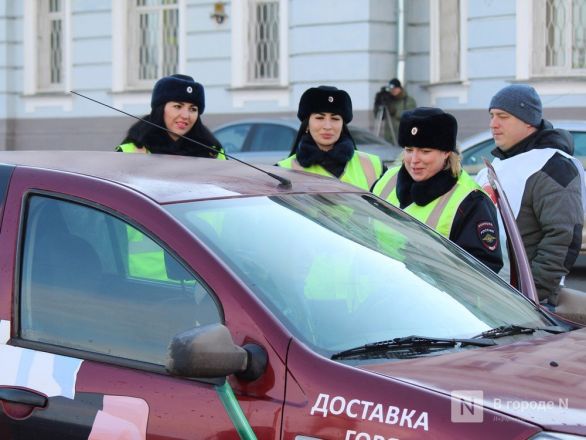 Девушки-полицейские поздравили нижегородских водителей с Днем защитника Отечества - фото 26