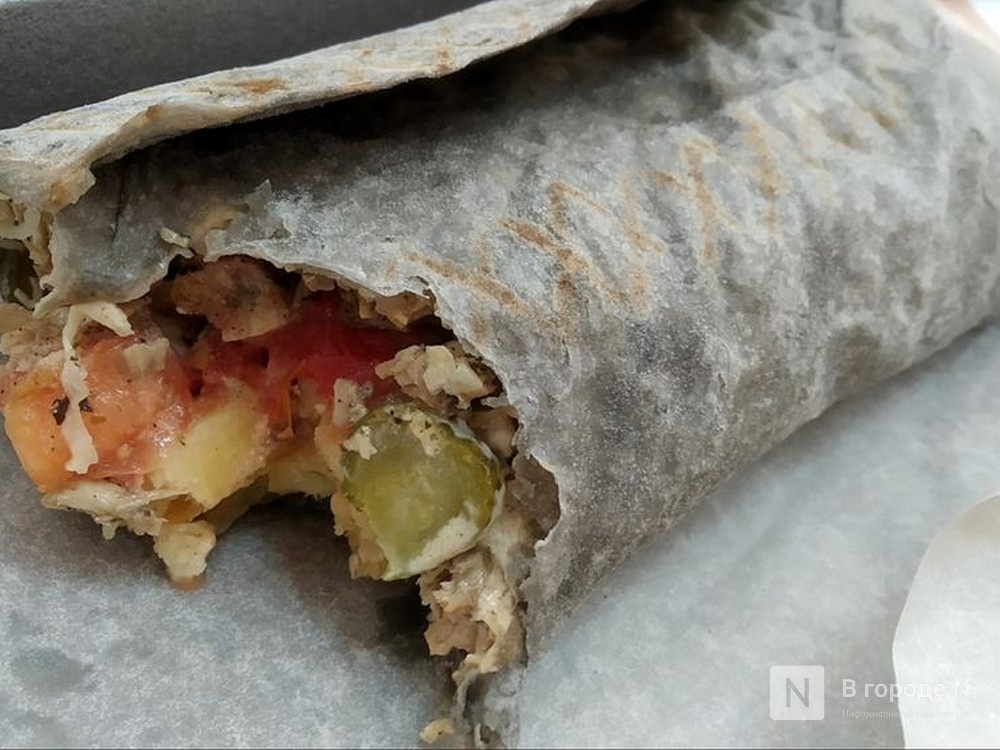 Популярную шаурмичную закрыли в Нижнем Новгороде за грубые нарушения - фото 1