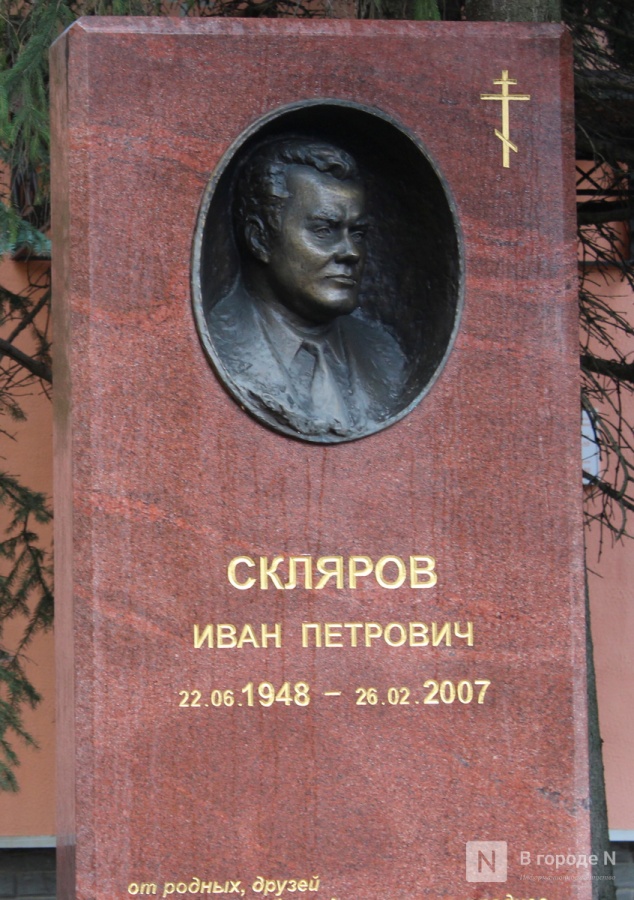Огромные памятники и скромные кресты: показываем, как выглядят могилы известных нижегородских политиков - фото 9
