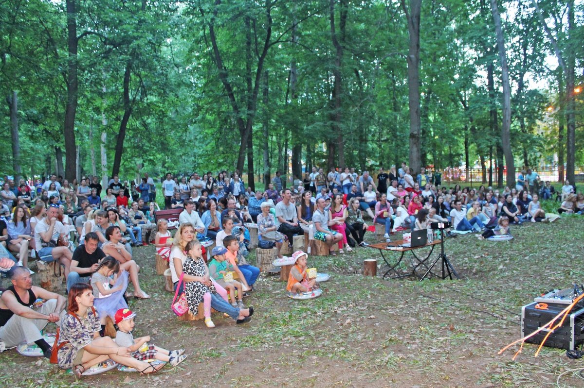 Более 300 нижегородцев посетили первый киносеанс под открытым небом в Автозаводском парке - фото 1