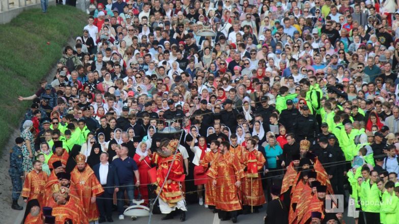 Фоторепортаж: как прошел пасхальный крестный ход в Нижнем Новгороде - фото 34