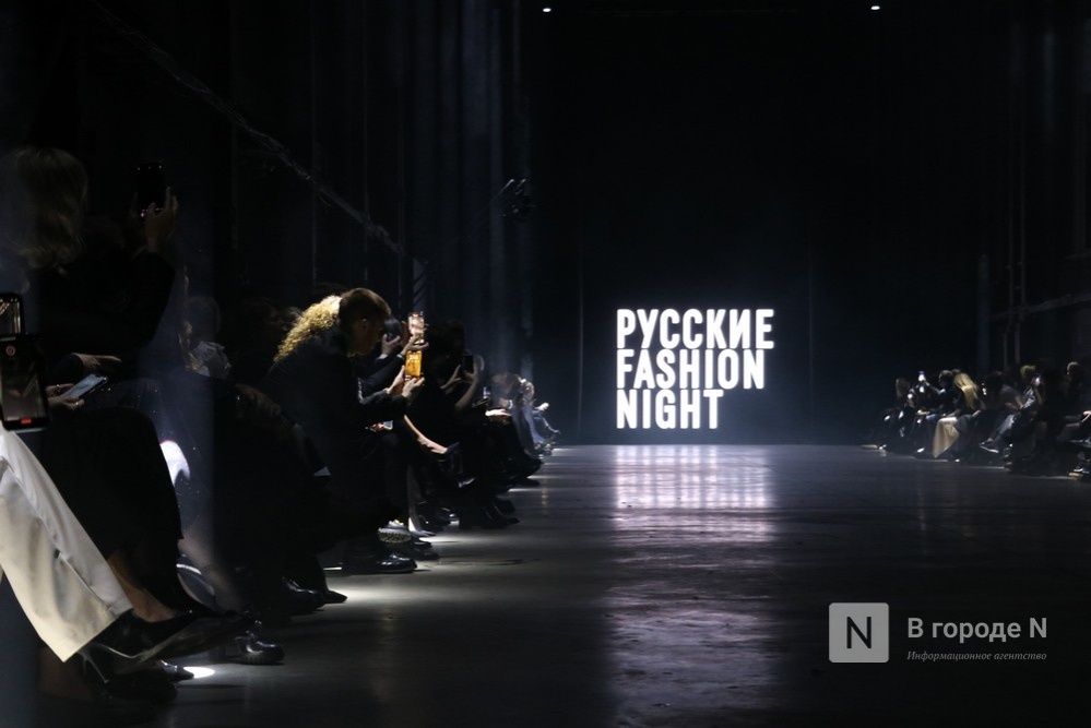 Электронная музыка, мерцающий свет, мода: &laquo;Русские. Fashion Night&raquo; в Нижнем Новгороде - фото 1