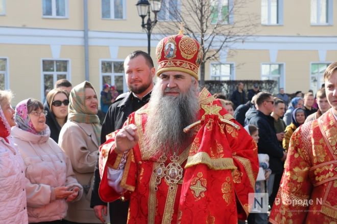 Шли Крестным ходом и ели гигантский кулич: как прошла Пасха в Нижнем Новгороде — фоторепортаж - фото 3