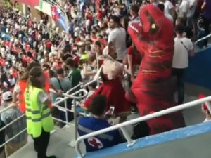 Болельщик в кокошнике подрался с динозавром на стадионе «Нижний Новгород» (ВИДЕО)