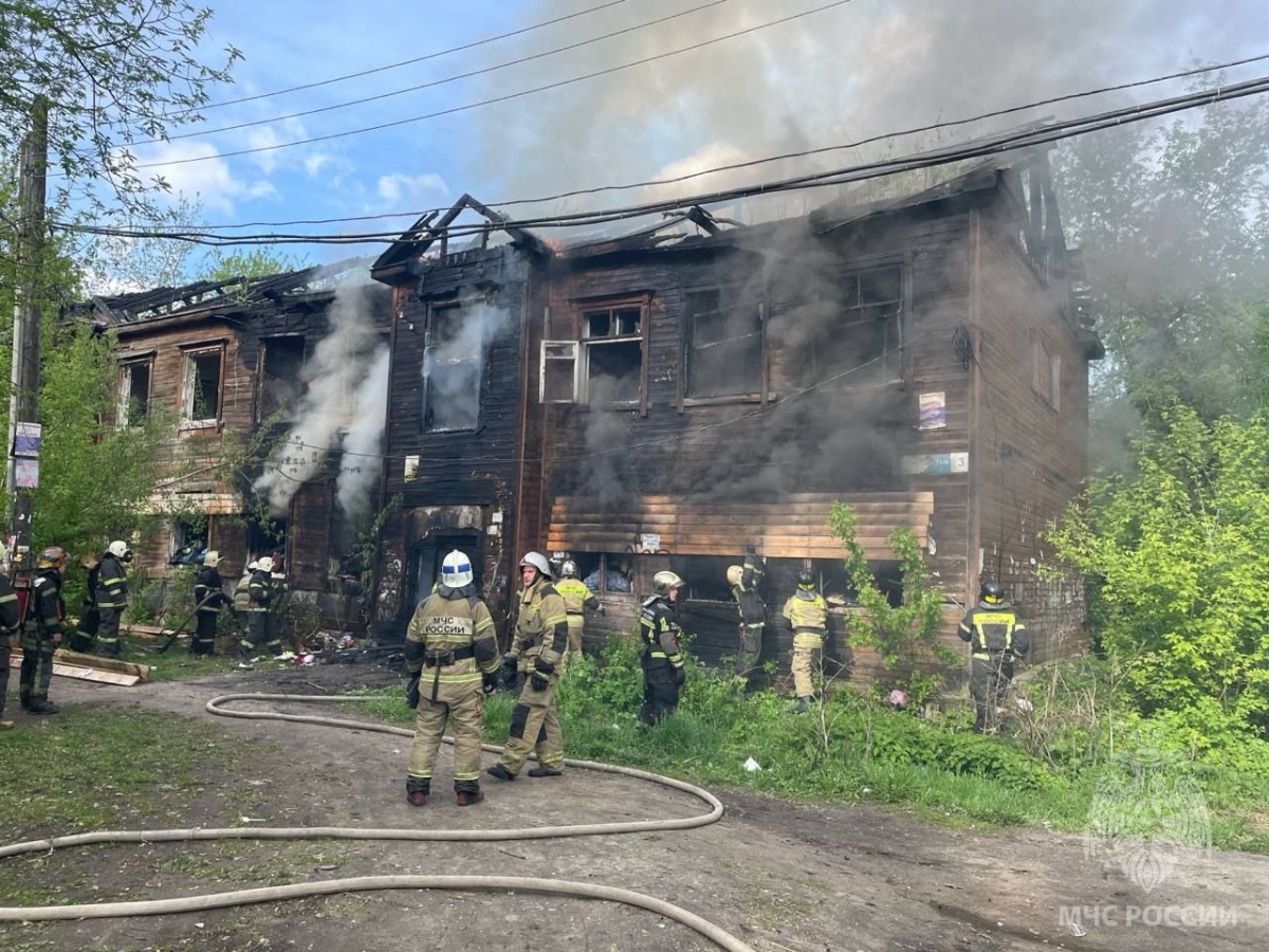 Огонь уничтожил многоквартирный дом в Нижнем Новгороде - фото 1