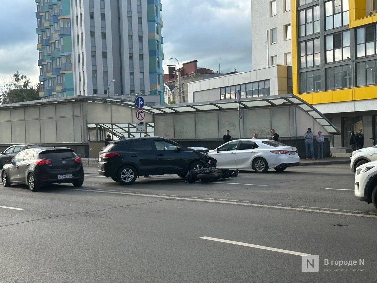 Жесткое ДТП с мотоциклом случилось на Лядова в Нижнем Новгороде