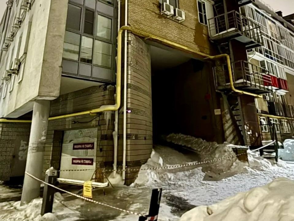 Глыба льда рухнула на 19-летнюю девушку в Нижнем Новгороде: она погибла - фото 1