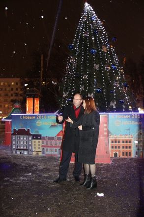 Елизавета Солонченко зажгла огни на елке на площади Горького - фото 1