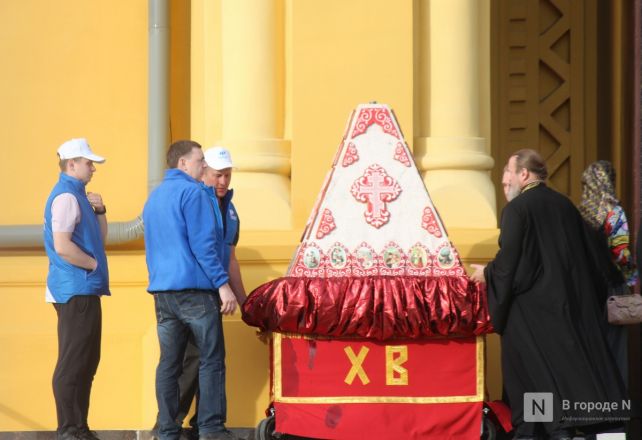 Фоторепортаж: как прошел пасхальный крестный ход в Нижнем Новгороде - фото 87