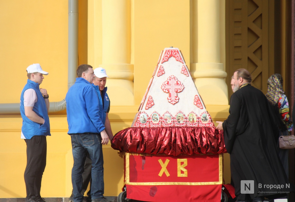Фоторепортаж: как прошел пасхальный крестный ход в Нижнем Новгороде - фото 13