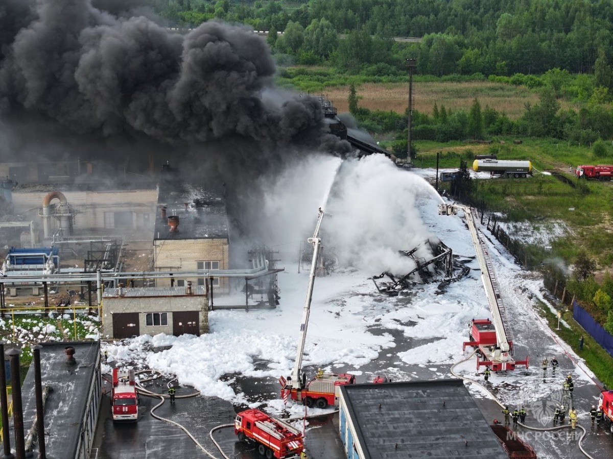 Пожар ликвидировали на битумном заводе в Кстове - фото 1