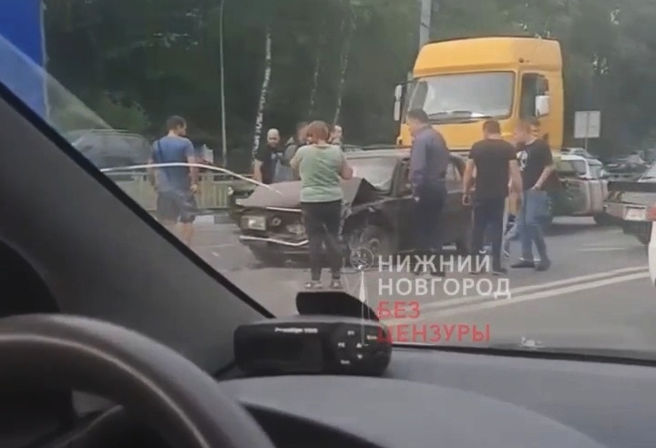 Corvette из 70-х попал в ДТП на проспекте Гагарина в Нижнем Новгороде - фото 2